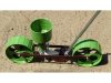 R4 mini farmer rezgőnyelves vetőgép (sorkerekes, nyéllel)