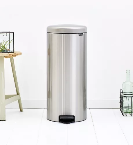 Brabantia NewIcon pedálos hulladékgyűjtő szagmentesen záródó Soft-Close fedél, műanyag tartály, 30L - G méret, r.m. acél