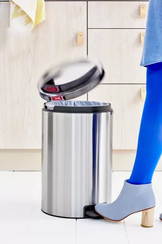 Brabantia NewIcon pedálos hulladékgyűjtő szagmentesen záródó Soft-Close fedél, műanyag tartály, 20L - Y méret, r.m. acél
