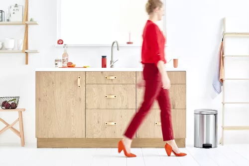 Brabantia NewIcon pedálos hulladékgyűjtő szagmentesen záródó Soft-Close fedél, műanyag tartály, 20L - Y méret, r.m. acél