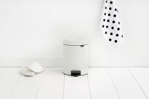 Brabantia NewIcon pedálos hulladékgyűjtő szagmentesen záródó Soft-Close fedél, műanyag tartály, 5L - W méret, acél,