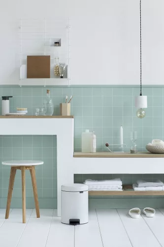 Brabantia NewIcon pedálos hulladékgyűjtő szagmentesen záródó Soft-Close fedél, műanyag tartály, 5L - W méret, acél,