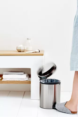 Brabantia NewIcon pedálos hulladékgyűjtő szagmentesen záródó Soft-Close fedél, műanyag tartály, 5L - W méret, r.m. acél,