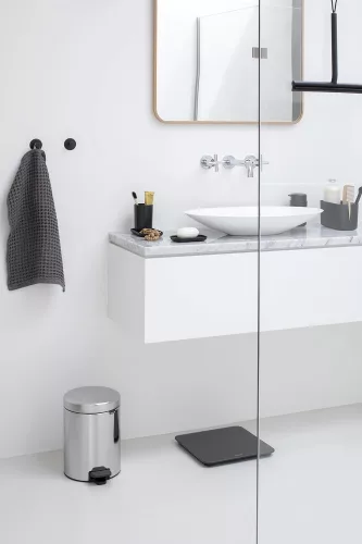 Brabantia NewIcon pedálos hulladékgyűjtő szagmentesen záródó Soft-Close fedél, műanyag tartály, 5L - W méret, r.m. acél,