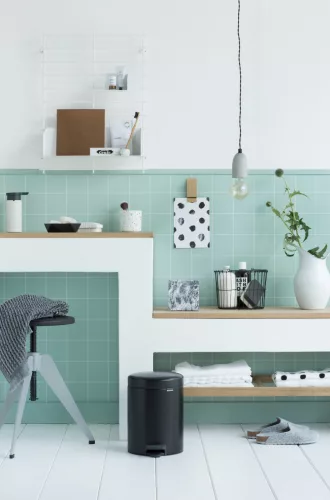 Brabantia NewIcon pedálos hulladékgyűjtő szagmentesen záródó Soft-Close fedél, műanyag tartály, 5L - W méret, acél, matt