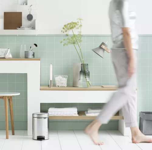 Brabantia NewIcon pedálos hulladékgyűjtő szagmentesen záródó Soft-Close fedél, műanyag tartály, 3L - V méret, r.m. acél,