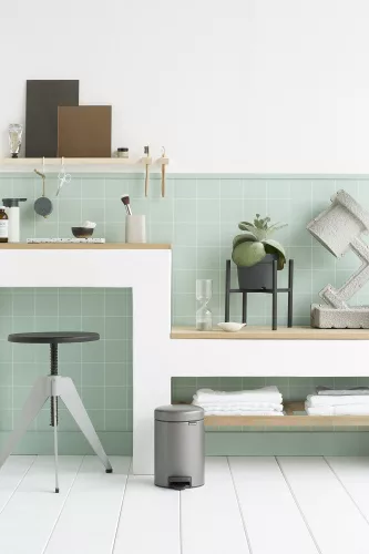 Brabantia NewIcon pedálos hulladékgyűjtő szagmentesen záródó Soft-Close fedél, műanyag tartály, 3L - V méret, acél,