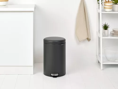 Brabantia NewIcon pedálos hulladékgyűjtő szagmentesen záródó Soft-Close fedél, műanyag tartály, 20L - Y méret, acél,