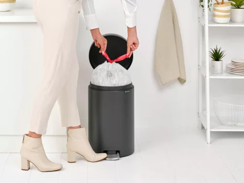 Brabantia NewIcon pedálos hulladékgyűjtő szagmentesen záródó Soft-Close fedél, műanyag tartály, 20L - Y méret, acél,