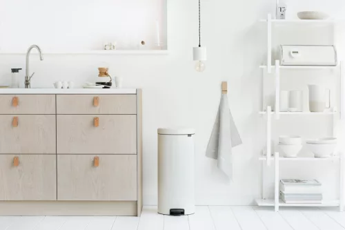 Brabantia NewIcon pedálos hulladékgyűjtő szagmentesen záródó Soft-Close fedél, acél belső tartály, 30L - G méret, acél,
