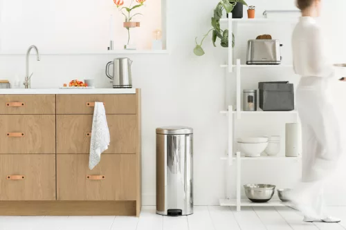 Brabantia NewIcon pedálos hulladékgyűjtő szagmentesen záródó Soft-Close fedél, acél belső tartály, 30L - G méret, r.m.