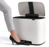 Brabantia Bo Pedal Bin pedálos hulladékgyűjtő szagmentesen záródó Soft-Close fedél, műanyag tartály, 36L - R méret, acél