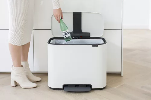 Brabantia Bo Pedal Bin pedálos hulladékgyűjtő szagmentesen záródó Soft-Close fedél, műanyag tartály, 36L - R méret, acél