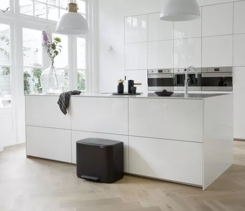 Brabantia Bo Pedal Bin pedálos hulladékgyűjtő szagmentesen záródó Soft-Close fedél, műanyag tartály, 36L - R méret, acél