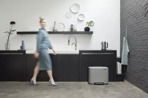 Brabantia Bo Pedal Bin pedálos hulladékgyűjtő szagmentesen záródó Soft-Close fedél, műanyag tartály, 36L - R méret, acél