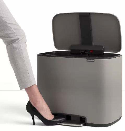 Brabantia Bo Pedal Bin pedálos hulladékgyűjtő szagmentesen záródó Soft-Close fedél, műanyag tartály, 36L - R méret, acél