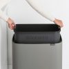 Brabantia Bo Touch Bin nyomófedeles hulladékgyűjtő, magasított, lábakon álló, műanyag tartály, 36L - R méret, acél,