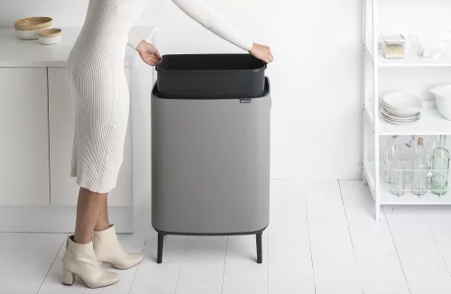 Brabantia Bo Touch Bin Hi hulladékgyűjtő Soft-Close fedéllel, magasított, lábakon álló, műanyag tartály, XXL, 60L