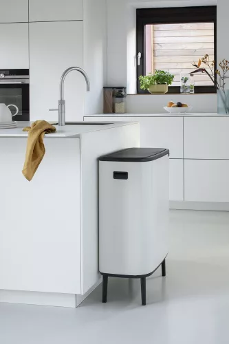 Brabantia Bo Touch Bin Hi szelektív hulladékgyűjtő Soft-Close fedéllel, magasított, lábakon álló, műanyag tartály, XXL,
