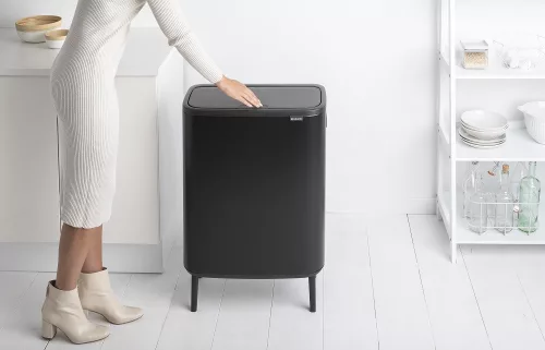 Brabantia Bo Touch Bin Hi szelektív hulladékgyűjtő Soft-Close fedéllel, magasított, lábakon álló, műanyag tartály, XXL,