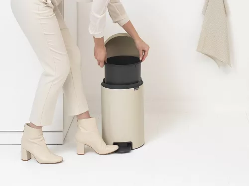 Brabantia NewIcon pedálos hulladékgyűjtő szagmentesen záródó Soft-Close fedél, műanyag tartály, 12L - X méret, acél,