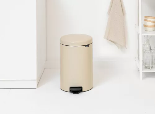 Brabantia NewIcon pedálos hulladékgyűjtő szagmentesen záródó Soft-Close fedél, műanyag tartály, 20L - Y méret, acél,