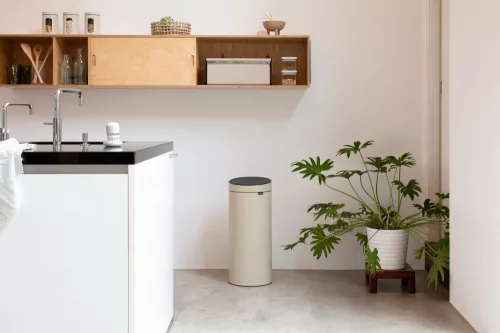 Brabantia Touch Bin New Soft-Touch nyomófedeles hulladékgyűjtő belső tartállyal, kerek, 30L - G méret, acél, világos