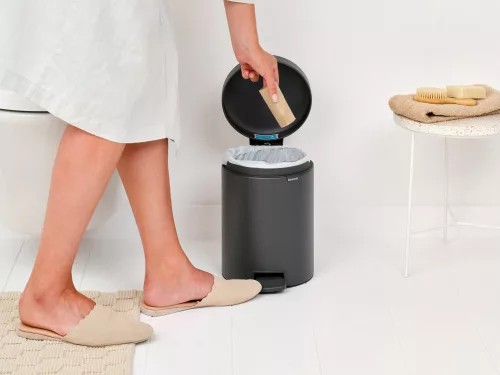 Brabantia NewIcon pedálos hulladékgyűjtő szagmentesen záródó Soft-Close fedél, műanyag tartály, 5L - W méret, acél,