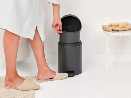 Brabantia NewIcon pedálos hulladékgyűjtő szagmentesen záródó Soft-Close fedél, műanyag tartály, 5L - W méret, acél,