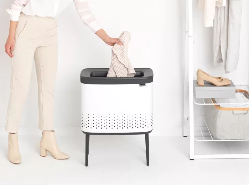 Brabantia Bo Laundry Bin lábakon álló szennyestartó szellőző nyílásokkal, tépőzáras, mosható szennyesgyűjtő zsák, Bo
