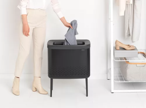 Brabantia Bo Laundry Bin lábakon álló szennyestartó szellőző nyílásokkal, tépőzáras, mosható szennyesgyűjtő zsák, Bo
