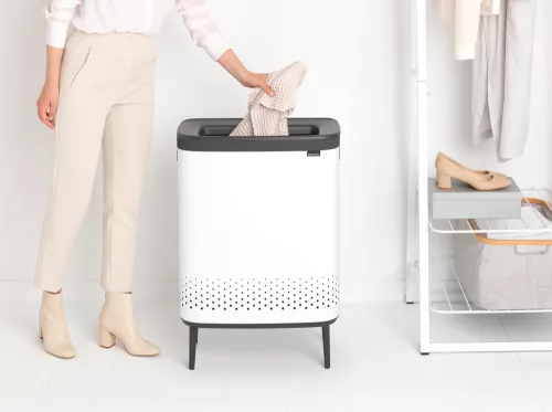 Brabantia Bo Laundry Bin lábakon álló szennyestartó szellőző nyílásokkal, tépőzáras, mosható szennyesgyűjtő zsák, Bo