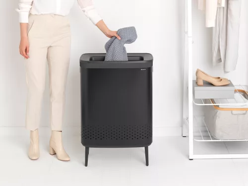 Brabantia Bo Laundry Bin lábakon álló szennyestartó szellőző nyílásokkal, tépőzáras, mosható szennyesgyűjtő zsák, Bo