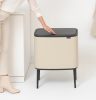 Brabantia Bo Touch Bin nyomófedeles hulladékgyűjtő, magasított, lábakon álló, műanyag tartály, 36L - R méret, acél,