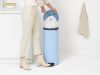 Brabantia NewIcon pedálos hulladékgyűjtő szagmentesen záródó Soft-Close fedél, műanyag tartály, 30L - G méret, acél,