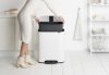 Brabantia Bo Pedal Bin pedálos hulladékgyűjtő szagmentesen záródó Soft-Close fedél, műanyag tartály, 60L - M méret, acél