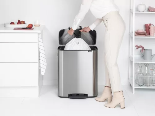 Brabantia Bo Pedal Bin pedálos hulladékgyűjtő szagmentesen záródó Soft-Close fedél, műanyag tartály, 60L - M méret, r.m.