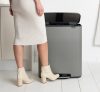 Brabantia Bo Pedal Bin pedálos hulladékgyűjtő szagmentesen záródó Soft-Close fedél, műanyag tartály, 60L - M méret, acél