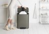 Brabantia Bo Pedal Bin pedálos hulladékgyűjtő szagmentesen záródó Soft-Close fedél, műanyag tartály, 60L - M méret, acél