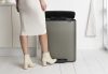 Brabantia Bo Pedal Bin pedálos hulladékgyűjtő szagmentesen záródó Soft-Close fedél, műanyag tartály, 60L - M méret, acél