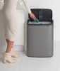 Brabantia Bo Touch Bin nyomófedeles hulladékgyűjtő XXL, padlón álló, műanyag tartály, 60L - M méret, acél, platinaszürke