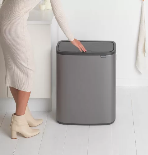 Brabantia Bo Touch Bin nyomófedeles hulladékgyűjtő XXL, padlón álló, műanyag tartály, 60L - M méret, acél, platinaszürke