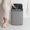 Brabantia Bo Touch Bin nyomófedeles hulladékgyűjtő XXL, padlón álló, műanyag tartály, 60L - M méret, acél, betonszürke