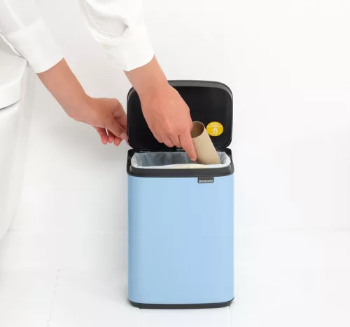 Brabantia Bo Waste Bin hulladékgyűjtő felnyitható, Soft-Close fedéllel, fali/álló, műanyag tartály, 4L - A méret, acél,