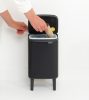 Brabantia Bo Waste Bin Hi hulladékgyűjtő felnyitható, Soft-Close fedéllel, magasított, lábakon álló, műanyag tartály, 4L