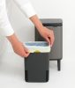 Brabantia Bo Waste Bin Hi hulladékgyűjtő felnyitható, Soft-Close fedéllel, magasított, lábakon álló, műanyag tartály, 4L