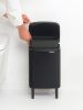 Brabantia Bo Waste Bin Hi hulladékgyűjtő felnyitható, Soft-Close fedéllel, magasított, lábakon álló, műanyag tartály, 7L