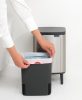 Brabantia Bo Waste Bin Hi hulladékgyűjtő felnyitható, Soft-Close fedéllel, magasított, lábakon álló, műanyag tartály, 7L