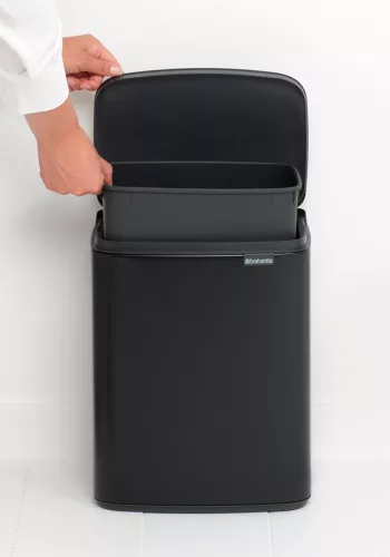 Brabantia Bo Waste Bin hulladékgyűjtő felnyitható, Soft-Close fedéllel, műanyag tartály, 12L - C méret, acél, matt