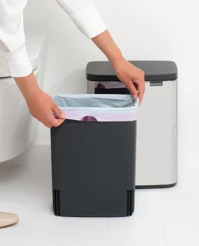 Brabantia Bo Waste Bin hulladékgyűjtő felnyitható, Soft-Close fedéllel, műanyag tartály, 12L - C méret, r.m. acél,